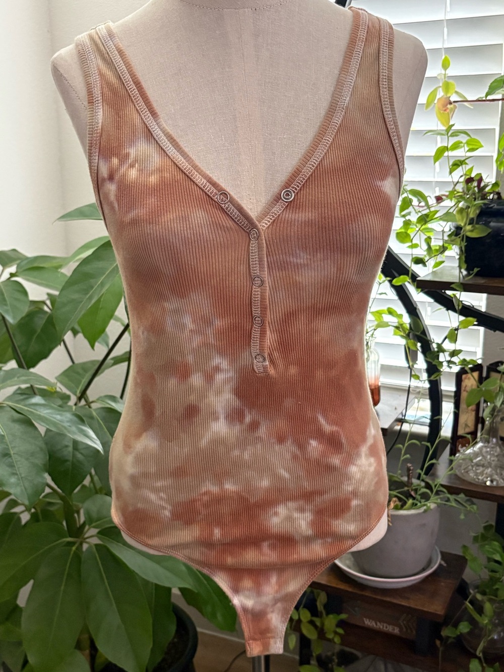 wild fable Rust & Cream Tie-Dye Ribbed V-neck Henley Bodysuit w/ Button Details
